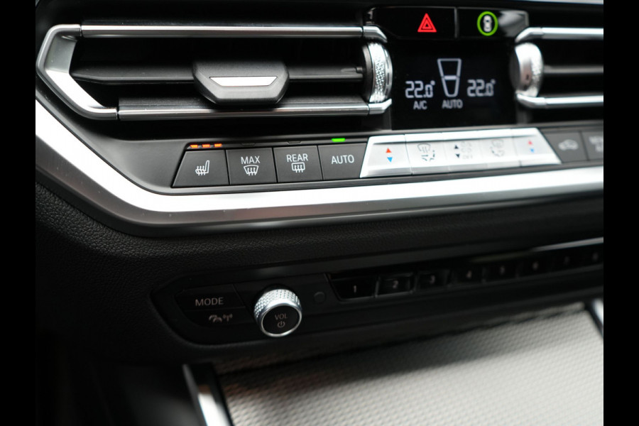 BMW 3-serie 320e M Sport Shadow Plug In Hybrid PHEV | Alcantara Sportstoelen Verwarmd | Sfeerverlichting | 19"L.M | Virtual | Apple Carplay | DAB | Navi Full Map |