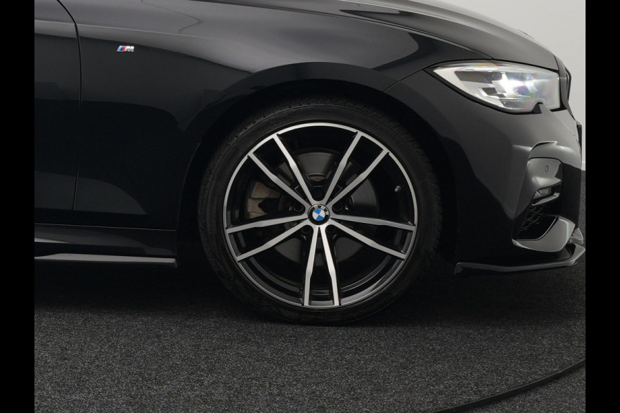 BMW 3-serie 320e M Sport Shadow Plug In Hybrid PHEV | Alcantara Sportstoelen Verwarmd | Sfeerverlichting | 19"L.M | Virtual | Apple Carplay | DAB | Navi Full Map |