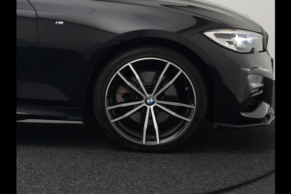 BMW 3-serie 320e M Sport Shadow Plug In Hybrid PHEV | Alcantara Sportstoelen Verwarmd | Sfeerverlichting | 19"L.M | Virtual | Apple Carplay | DAB | Navi Full Map |