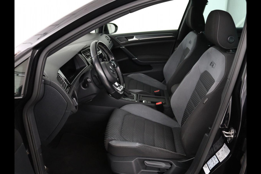 Volkswagen Golf 1.0 TSI R Line | Stoelverwarming | Carplay | Adaptive cruise | Navigatie | Full LED | Parkeerhulp | Climate control | Active Info Display