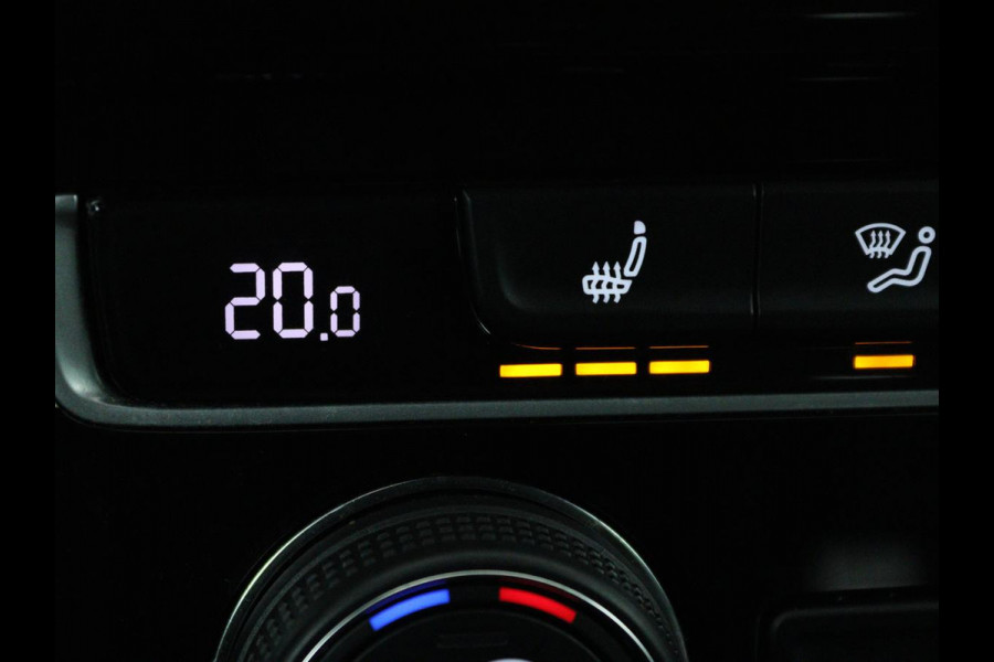 Volkswagen Golf 1.0 TSI R Line | Stoelverwarming | Carplay | Adaptive cruise | Navigatie | Full LED | Parkeerhulp | Climate control | Active Info Display