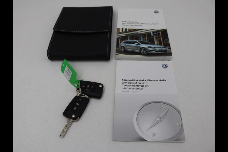 Volkswagen Golf 1.0 TSI R Line | Stoelverwarming | Carplay | Adaptive cruise | Navigatie | Full LED | Parkeerhulp | Climate control | Active Info Display