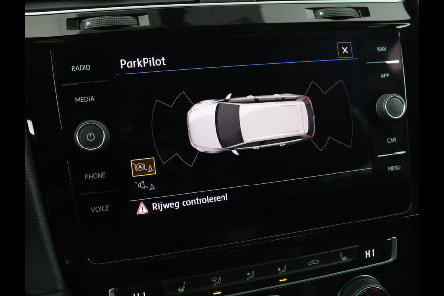 Volkswagen Golf 1.0 TSI R Line | Stoelverwarming | Carplay | Adaptive cruise | Navigatie | Full LED | Parkeerhulp | Climate control | Active Info Display