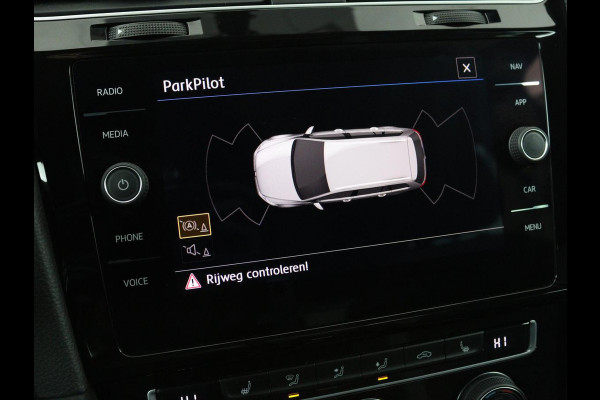 Volkswagen Golf 1.0 TSI R Line | Stoelverwarming | Carplay | Adaptive cruise | Navigatie | Full LED | Parkeerhulp | Climate control | Active Info Display