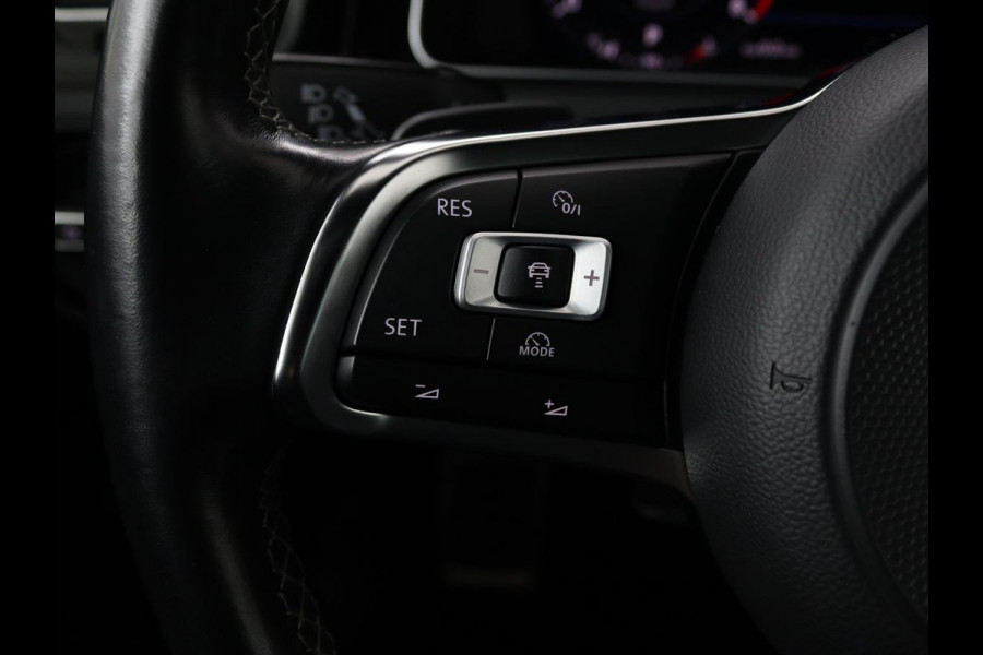 Volkswagen Golf 1.0 TSI R Line | Stoelverwarming | Carplay | Adaptive cruise | Navigatie | Full LED | Parkeerhulp | Climate control | Active Info Display