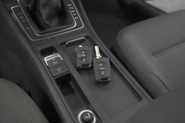 Volkswagen Golf 1.0 TSI 110pk Highline | Adaptieve Cruise Control | Apple Carplay | Parkeersensoren | Stoelverwarming