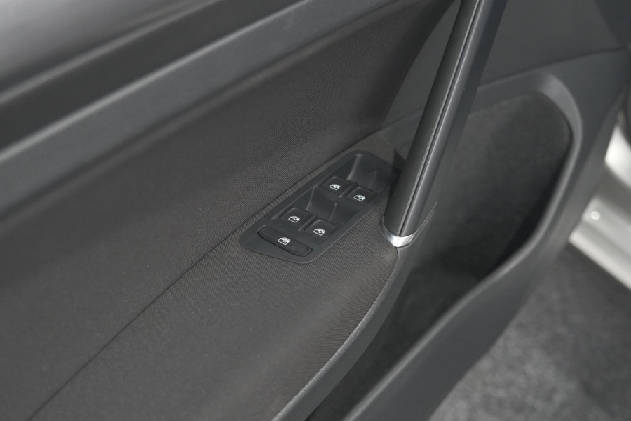 Volkswagen Golf 1.0 TSI 110pk Highline | Adaptieve Cruise Control | Apple Carplay | Parkeersensoren | Stoelverwarming