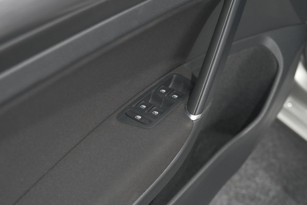 Volkswagen Golf 1.0 TSI 110pk Highline | Adaptieve Cruise Control | Apple Carplay | Parkeersensoren | Stoelverwarming
