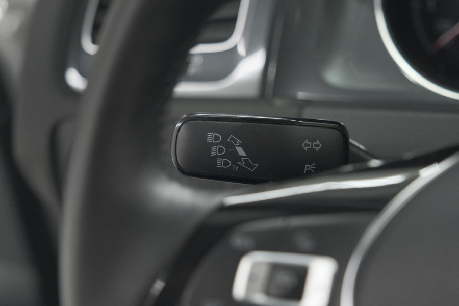Volkswagen Golf 1.0 TSI 110pk Highline | Adaptieve Cruise Control | Apple Carplay | Parkeersensoren | Stoelverwarming