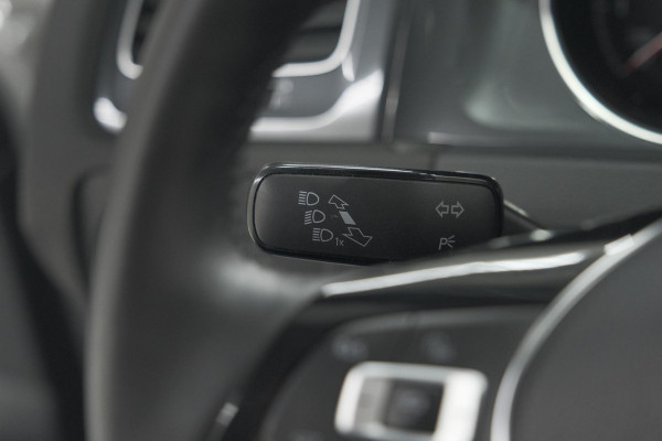 Volkswagen Golf 1.0 TSI 110pk Highline | Adaptieve Cruise Control | Apple Carplay | Parkeersensoren | Stoelverwarming