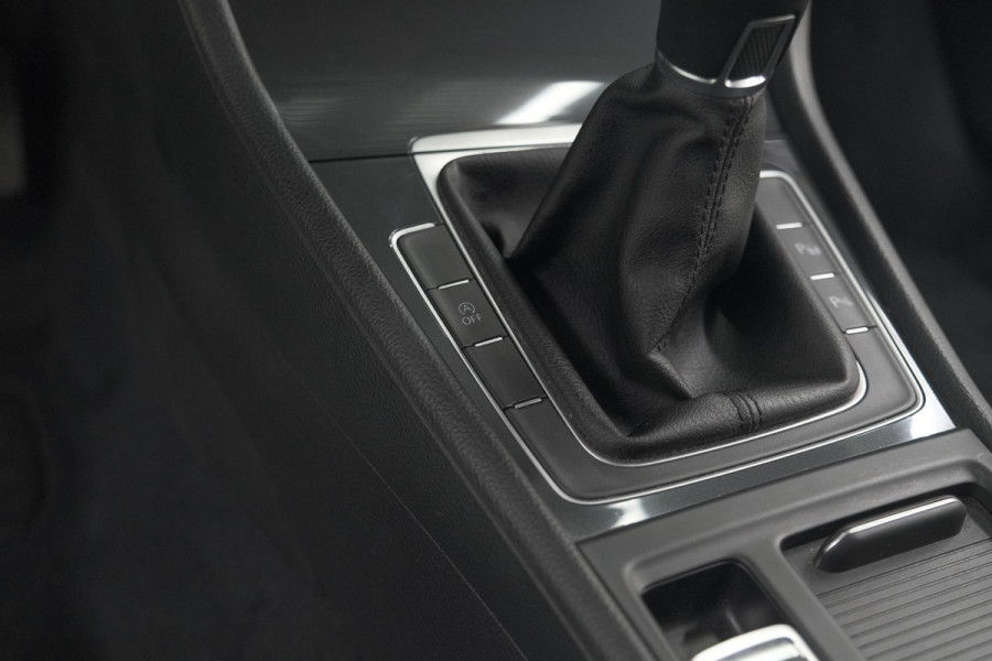 Volkswagen Golf 1.0 TSI 110pk Highline | Adaptieve Cruise Control | Apple Carplay | Parkeersensoren | Stoelverwarming