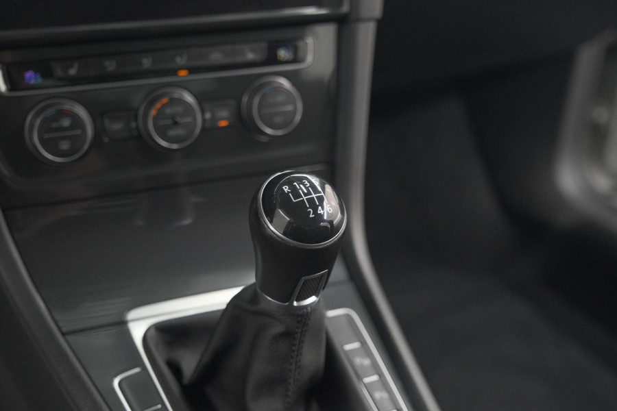 Volkswagen Golf 1.0 TSI 110pk Highline | Adaptieve Cruise Control | Apple Carplay | Parkeersensoren | Stoelverwarming
