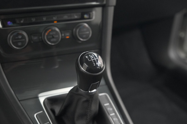 Volkswagen Golf 1.0 TSI 110pk Highline | Adaptieve Cruise Control | Apple Carplay | Parkeersensoren | Stoelverwarming