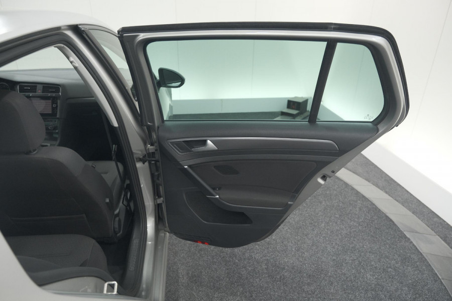 Volkswagen Golf 1.0 TSI 110pk Highline | Adaptieve Cruise Control | Apple Carplay | Parkeersensoren | Stoelverwarming