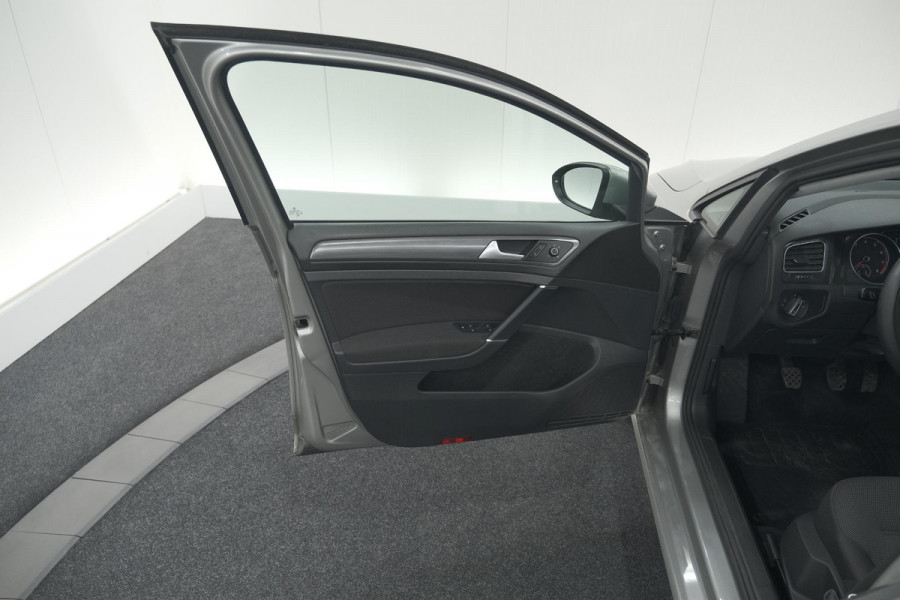 Volkswagen Golf 1.0 TSI 110pk Highline | Adaptieve Cruise Control | Apple Carplay | Parkeersensoren | Stoelverwarming