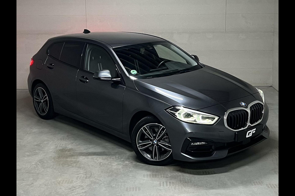 BMW 1-serie 118i Sport Navi Cruise CarPlay Sfeerver Trek NAP BMW 1-serie 118i Sport Navi Cruise CarPlay Sfeerver Trek NAP