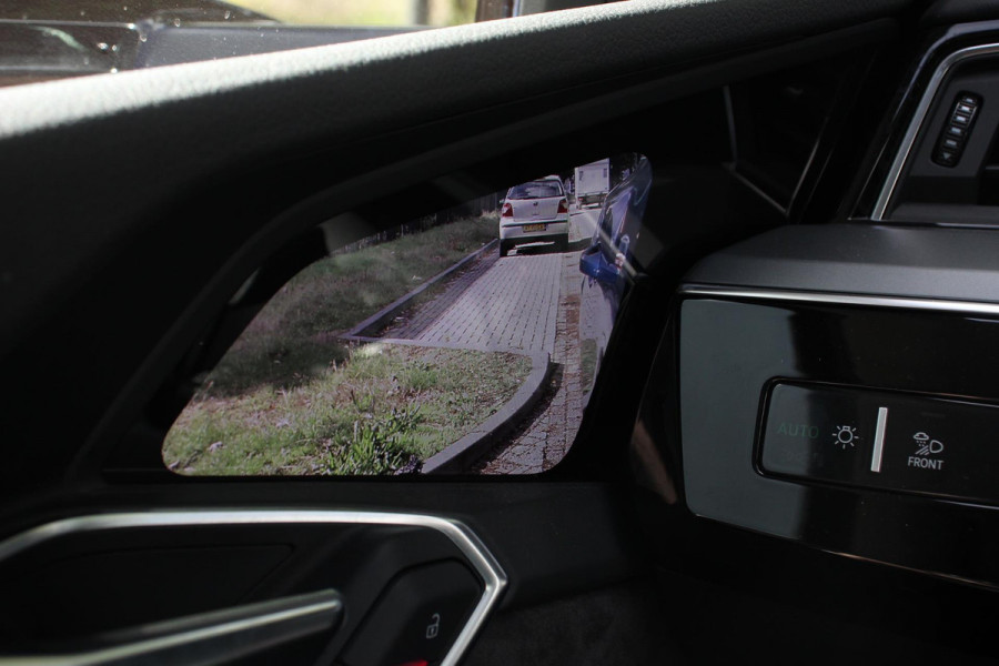 Audi e-tron e-tron 55 Quattro Advanced Selection Navigatie Camera Spiegel Camera Electrisch bedienbare achterklep Climate Control