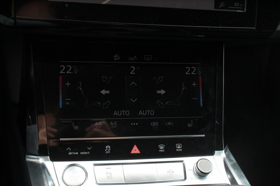 Audi e-tron e-tron 55 Quattro Advanced Selection Navigatie Camera Spiegel Camera Electrisch bedienbare achterklep Climate Control