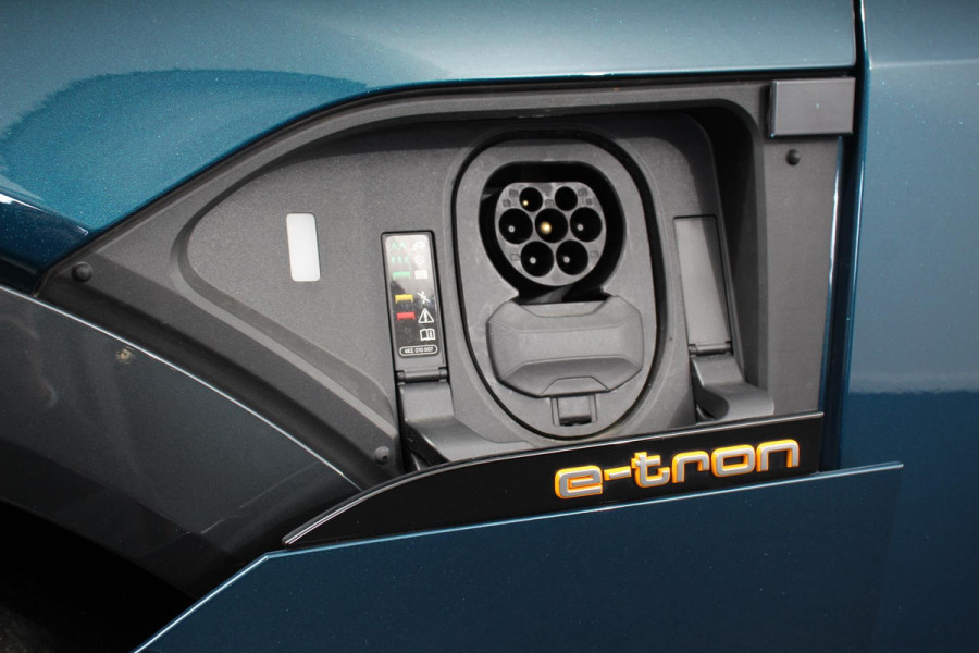 Audi e-tron e-tron 55 Quattro Advanced Selection Navigatie Camera Spiegel Camera Electrisch bedienbare achterklep Climate Control
