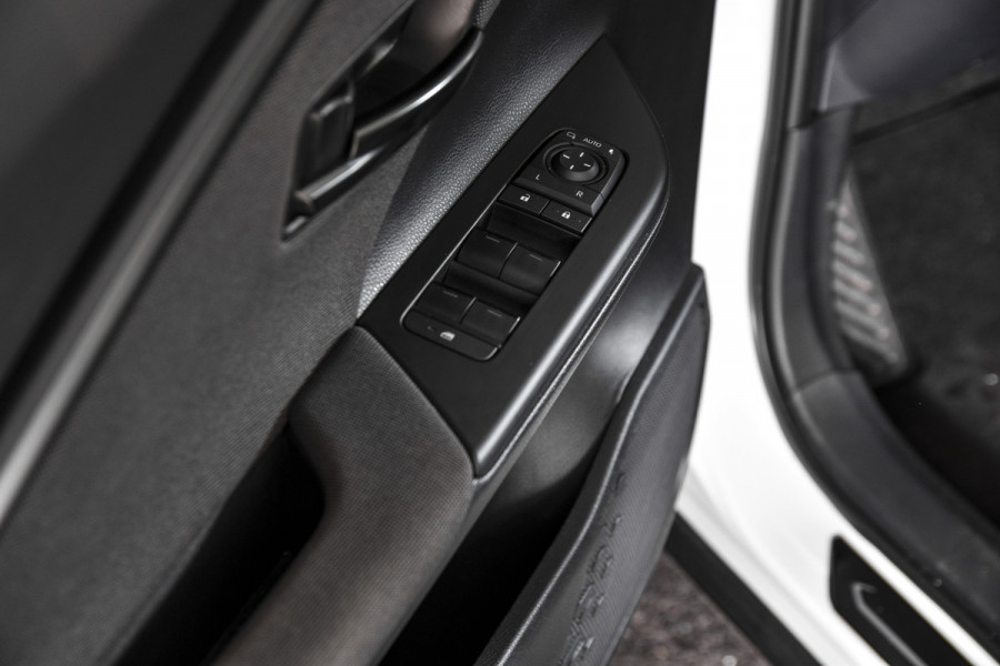 Toyota C-HR 2.0 Hybrid 200 Dynamic | Dig. Cockpit | Adapt. Cruise | Stoel-+Stuurverw. | PDC | Camera | NAV + App. Connect | ECC | LM 18" | 4737