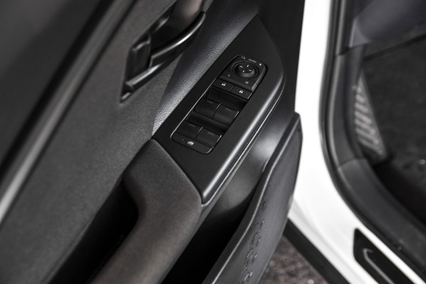 Toyota C-HR 2.0 Hybrid 200 Dynamic | Dig. Cockpit | Adapt. Cruise | Stoel-+Stuurverw. | PDC | Camera | NAV + App. Connect | ECC | LM 18" | 4737