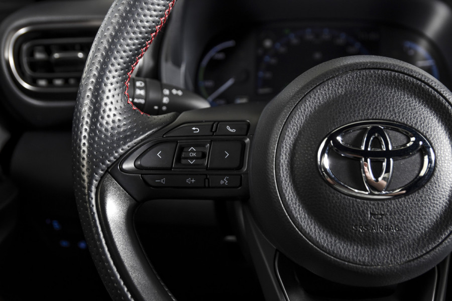 Toyota Yaris Cross 1.5 Hybrid 115 PK GR Sport | Dig. Cockpit | Adapt. Cruise | Stoel-+Stuurverw. | PDC | Camera | NAV + App. Connect | ECC | LM 18" | 7949