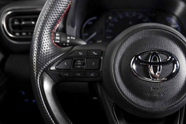 Toyota Yaris Cross 1.5 Hybrid 115 PK GR Sport | Dig. Cockpit | Adapt. Cruise | Stoel-+Stuurverw. | PDC | Camera | NAV + App. Connect | ECC | LM 18" | 7949