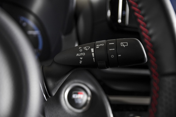 Toyota Yaris Cross 1.5 Hybrid 115 PK GR Sport | Dig. Cockpit | Adapt. Cruise | Stoel-+Stuurverw. | PDC | Camera | NAV + App. Connect | ECC | LM 18" | 7949