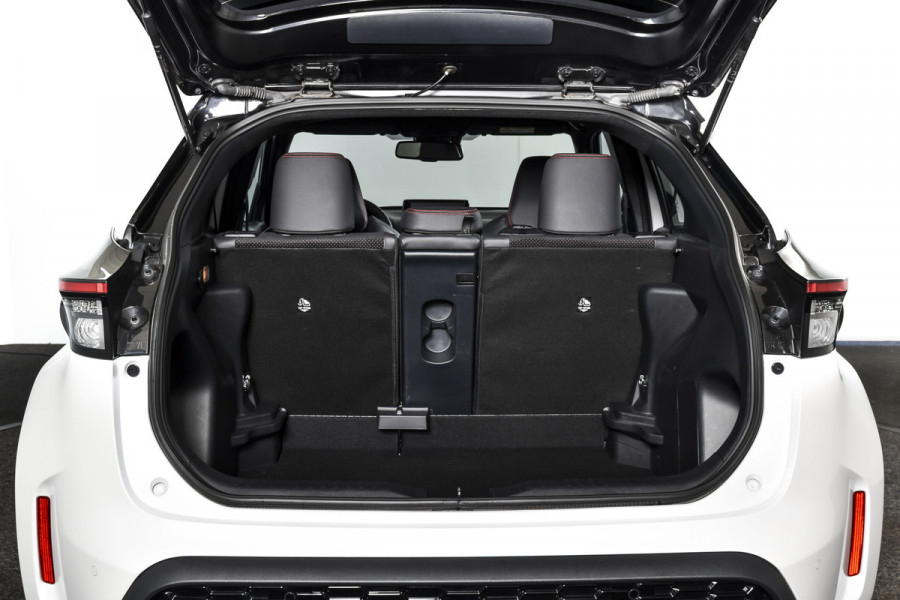 Toyota Yaris Cross 1.5 Hybrid 115 PK GR Sport | Dig. Cockpit | Adapt. Cruise | Stoel-+Stuurverw. | PDC | Camera | NAV + App. Connect | ECC | LM 18" | 7949