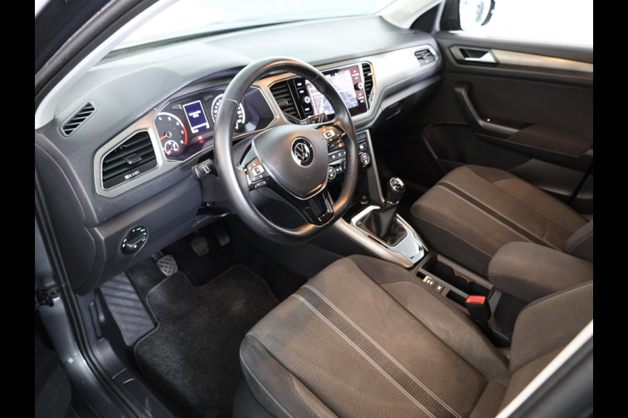 Volkswagen T-Roc 1.0 TSI Style 110 pk | Navigatie | Parkeersensoren | Adaptieve cruise control | Autom. airco |