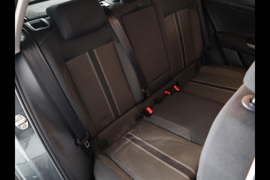 Volkswagen T-Roc 1.0 TSI Style 110 pk | Navigatie | Parkeersensoren | Adaptieve cruise control | Autom. airco |