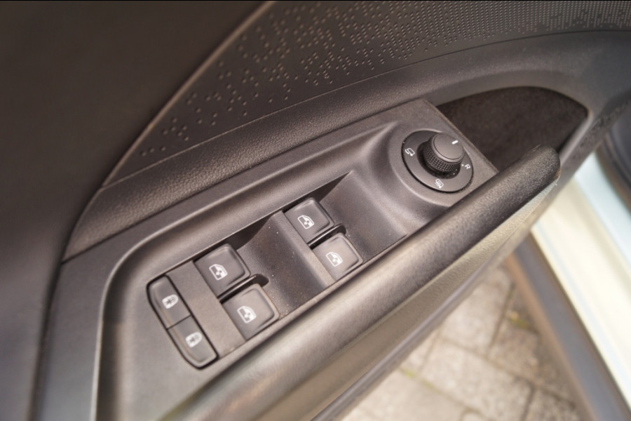 Škoda ENYAQ iV 60 180pk 62kWh -PANO-LEER-NAVI-ECC-PDC-