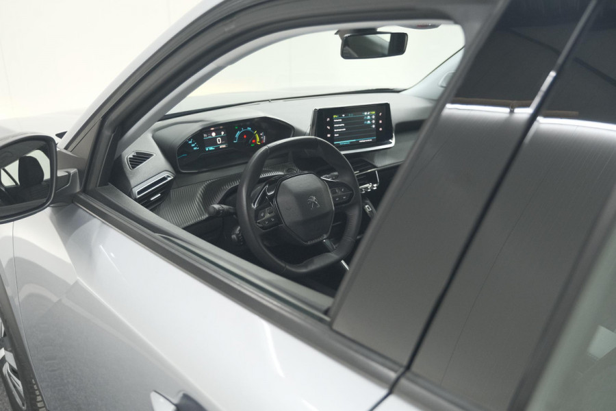 Peugeot e-2008 EV Active 50 kWh | Camera | Navigatie | Climate Control | Apple Carplay