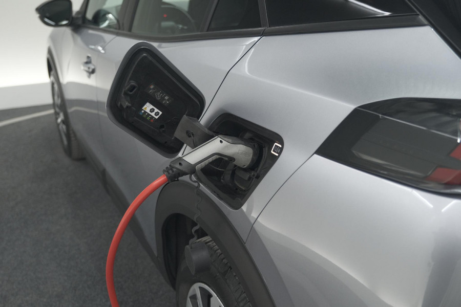Peugeot e-2008 EV Active 50 kWh | Camera | Navigatie | Climate Control | Apple Carplay