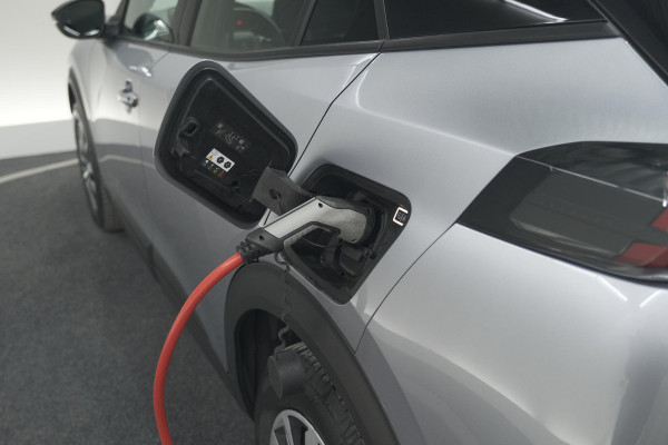 Peugeot e-2008 EV Active 50 kWh | Camera | Navigatie | Climate Control | Apple Carplay