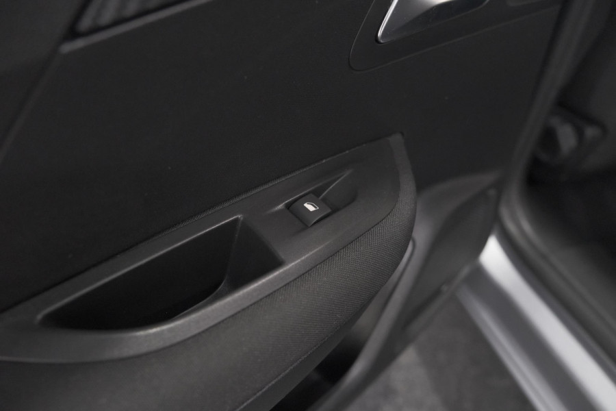 Peugeot e-2008 EV Active 50 kWh | Camera | Navigatie | Climate Control | Apple Carplay