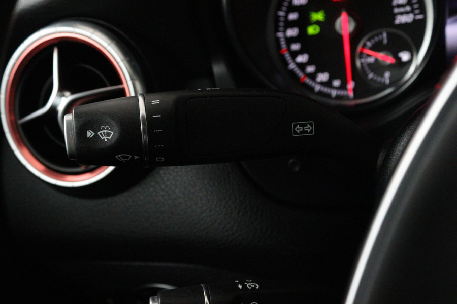 Mercedes-Benz CLA-Klasse 180 Business Solution AMG Upgrade Edition (ACHTERUITRIJCAMERA, NAVIGATIE, STOELVERWARMING, CRUISE)