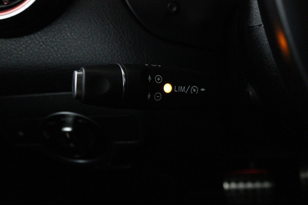 Mercedes-Benz CLA-Klasse 180 Business Solution AMG Upgrade Edition (ACHTERUITRIJCAMERA, NAVIGATIE, STOELVERWARMING, CRUISE)