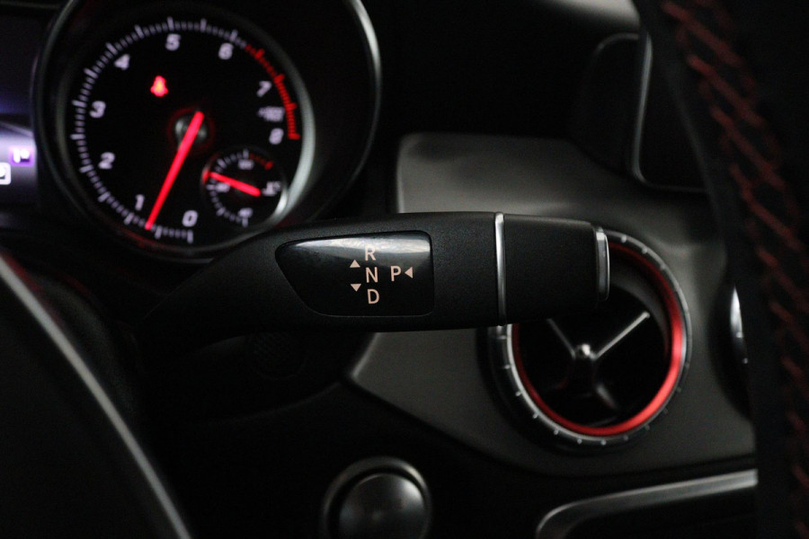 Mercedes-Benz CLA-Klasse 180 Business Solution AMG Upgrade Edition (ACHTERUITRIJCAMERA, NAVIGATIE, STOELVERWARMING, CRUISE)