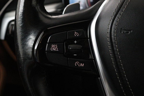 BMW 5 Serie Touring 520i High Executive (PANORAMADAK, PARKEERSENSOREN, CRUISE CONTROL, CAMERA, STOELVERWARMING, LEER)