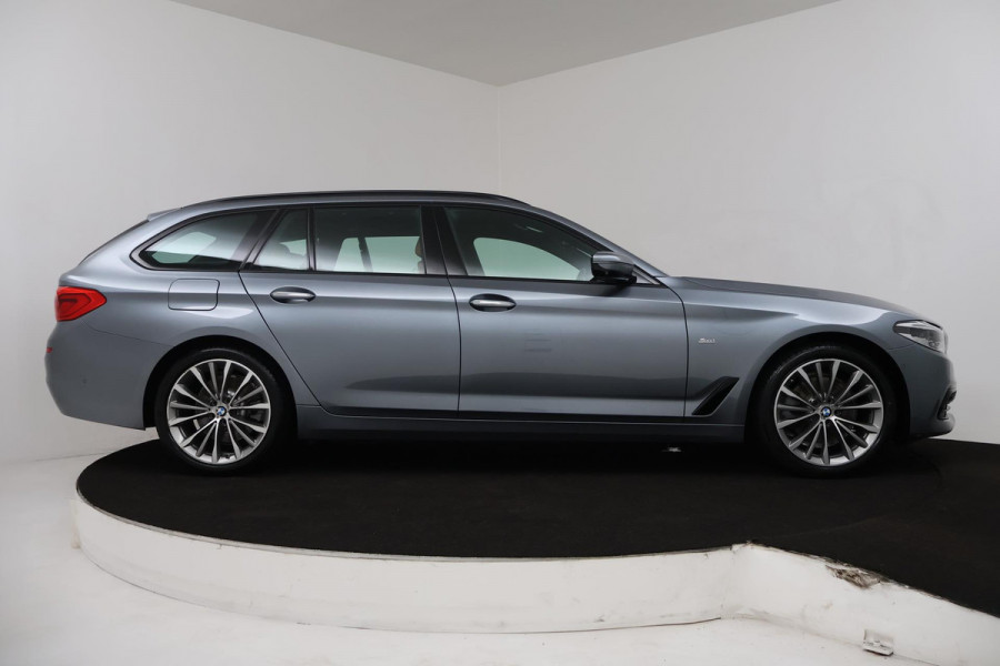 BMW 5 Serie Touring 520i High Executive (PANORAMADAK, PARKEERSENSOREN, CRUISE CONTROL, CAMERA, STOELVERWARMING, LEER)