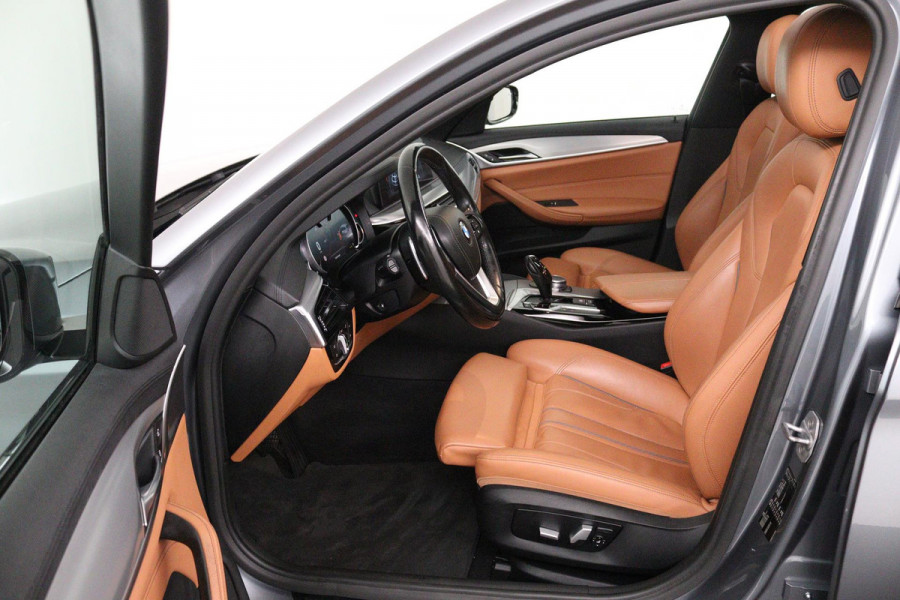 BMW 5 Serie Touring 520i High Executive (PANORAMADAK, PARKEERSENSOREN, CRUISE CONTROL, CAMERA, STOELVERWARMING, LEER)