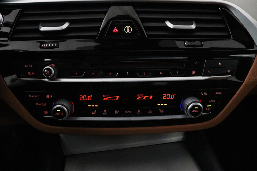 BMW 5 Serie Touring 520i High Executive (PANORAMADAK, PARKEERSENSOREN, CRUISE CONTROL, CAMERA, STOELVERWARMING, LEER)
