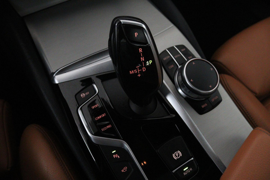 BMW 5 Serie Touring 520i High Executive (PANORAMADAK, PARKEERSENSOREN, CRUISE CONTROL, CAMERA, STOELVERWARMING, LEER)