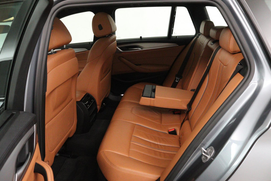 BMW 5 Serie Touring 520i High Executive (PANORAMADAK, PARKEERSENSOREN, CRUISE CONTROL, CAMERA, STOELVERWARMING, LEER)