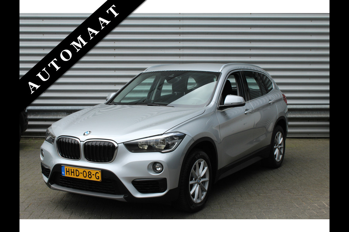 BMW X1 sDrive18i 141pk AUTOMAAT NL-Auto 74.942km Clima Cruise Navi Camera HUD Keyless El. Klep 17"LMV BMW X1 sDrive18i 141pk AUTOMAAT NL-Auto 74.942km Clima Cruise Navi Camera HUD Keyless El. Klep 17"LMV