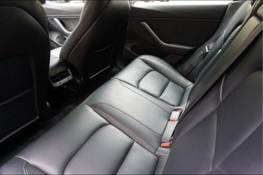 Tesla Model 3 Long Range AWD 75 kWh Dual Motor | Nederlandse BTW auto | 351 pk | Panorama | Auto Pilot | Leer | Electrische stoelen met memory en verwarming | 19inch sportvelgen