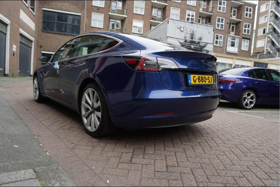 Tesla Model 3 Long Range AWD 75 kWh Dual Motor | Nederlandse BTW auto | 351 pk | Panorama | Auto Pilot | Leer | Electrische stoelen met memory en verwarming | 19inch sportvelgen