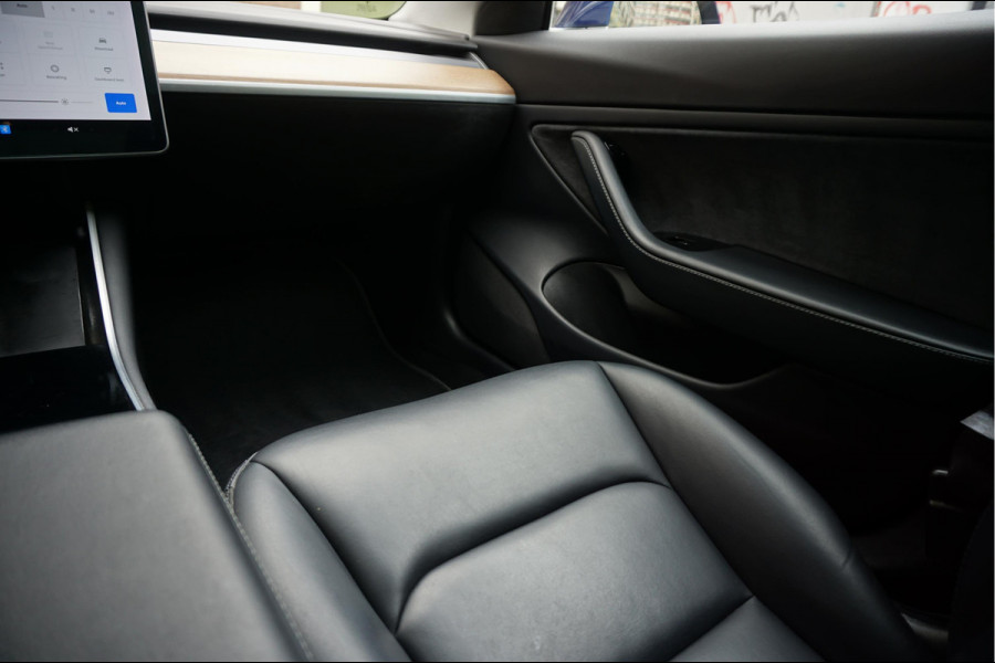 Tesla Model 3 Long Range AWD 75 kWh Dual Motor | Nederlandse BTW auto | 351 pk | Panorama | Auto Pilot | Leer | Electrische stoelen met memory en verwarming | 19inch sportvelgen