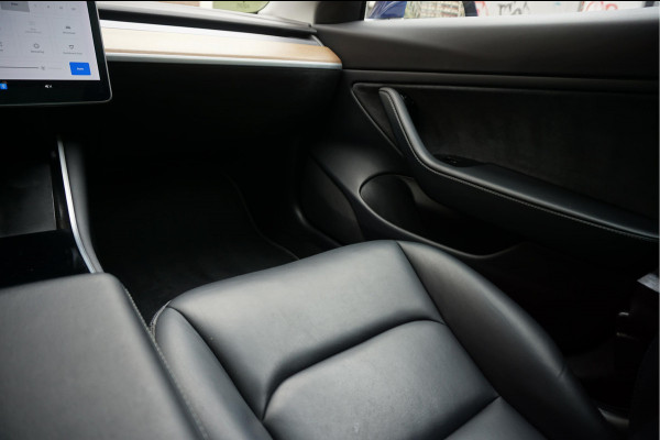 Tesla Model 3 Long Range AWD 75 kWh Dual Motor | Nederlandse BTW auto | 351 pk | Panorama | Auto Pilot | Leer | Electrische stoelen met memory en verwarming | 19inch sportvelgen